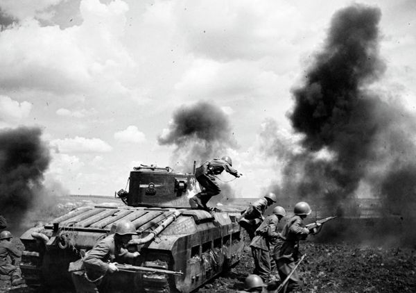 Soviet tank-borne infantry fight on the South-Eastern front amid the Donbass Strategic Offensive. - Sputnik International