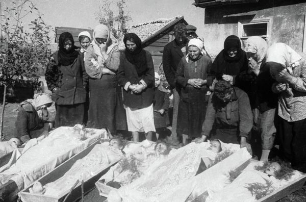 Locals bury fellow villagers brutally tortured and killed by the Nazis.  - Sputnik International