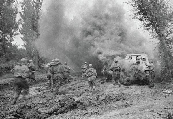 Soviet troops take part in the the 1943 Donbass Strategic Offensive. - Sputnik International