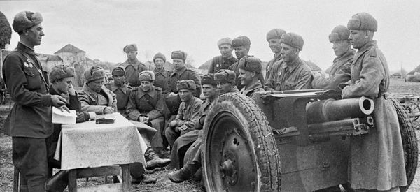The Red Army's artillery unit soldiers hold a Communist Party of the Soviet Union meeting in rare moments of calm. - Sputnik International