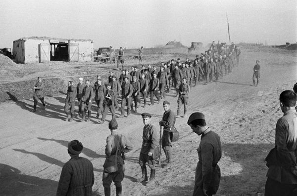 A unit of Nazi POWs is on the move on the outskirts of Zmiyev. - Sputnik International
