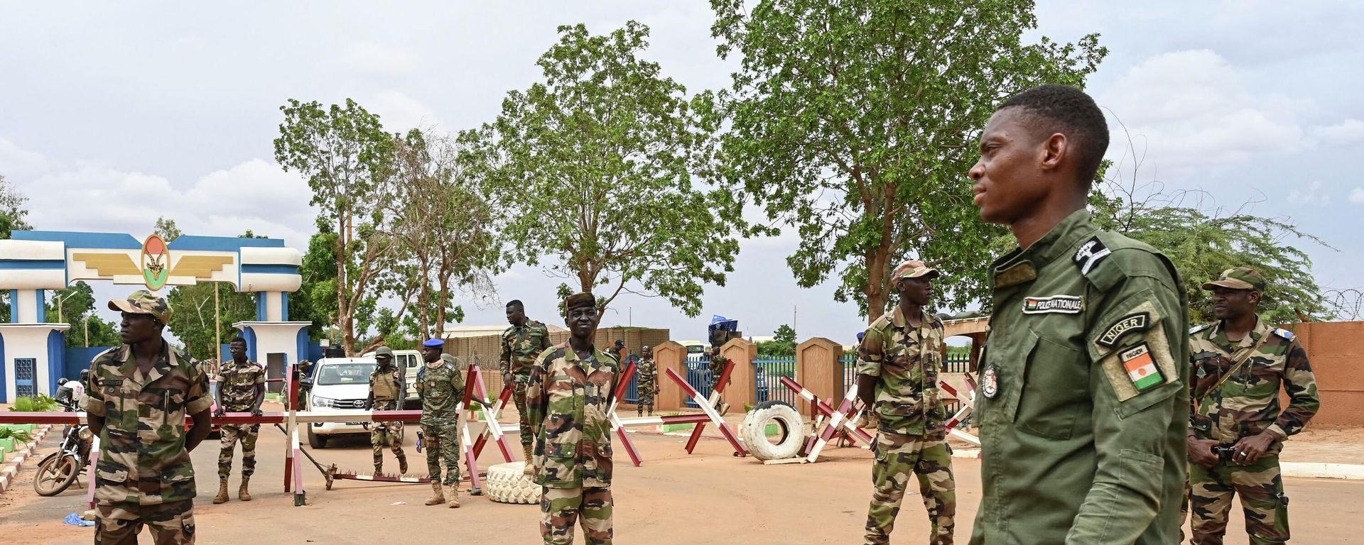 Nigerien soldiers stand guard as supporters of Niger's National Council for the Safeguard of the Homeland (CNSP) gather for a demonstration in Niamey on August 11, 2023 near a French airbase in Niger Nigerien soldiers stand guard as supporters of Niger's National Council for the Safeguard of the Homeland (CNSP) gather for a demonstration in Niamey on August 11, 2023 near a French airbase in Niger - Sputnik International, 1920, 13.08.2023