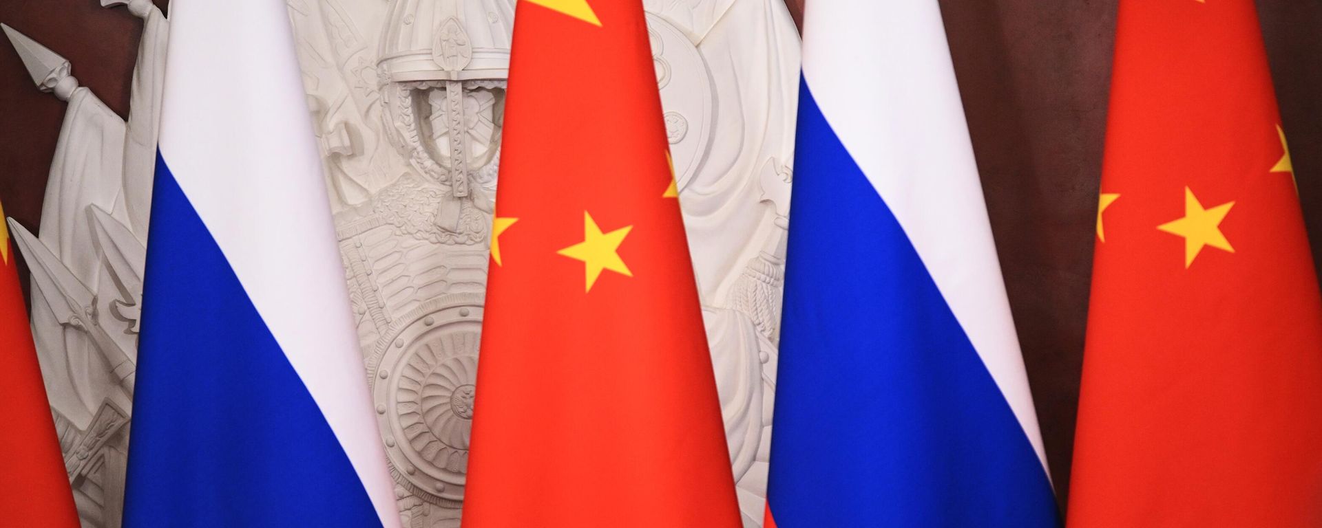 March 21, 2023. Flags in the Malachite Hall of the Grand Kremlin Palace, where the signing ceremony of joint documents on deepening relations and areas of cooperation until 2030 between Russia and China will take place. - Sputnik International, 1920, 22.10.2023