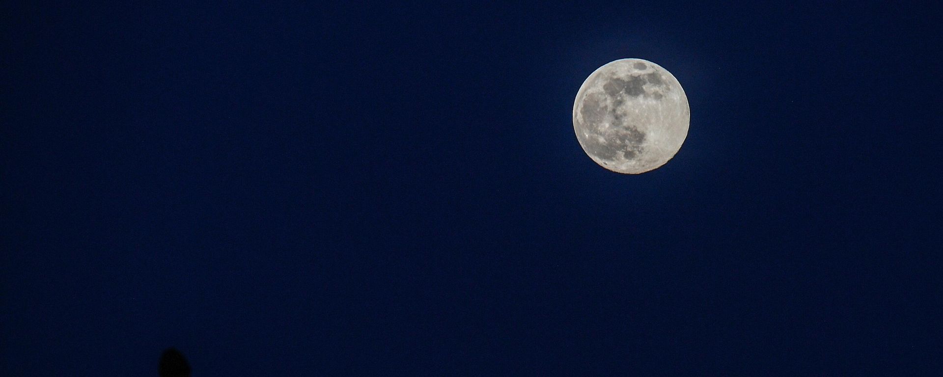 Supermoon seen over Moscow - Sputnik International, 1920, 25.08.2023