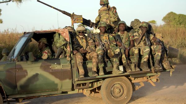 ECOWAS Senegalese troops hold their position in Barra, across from the Gambian capital Banjul - Sputnik International