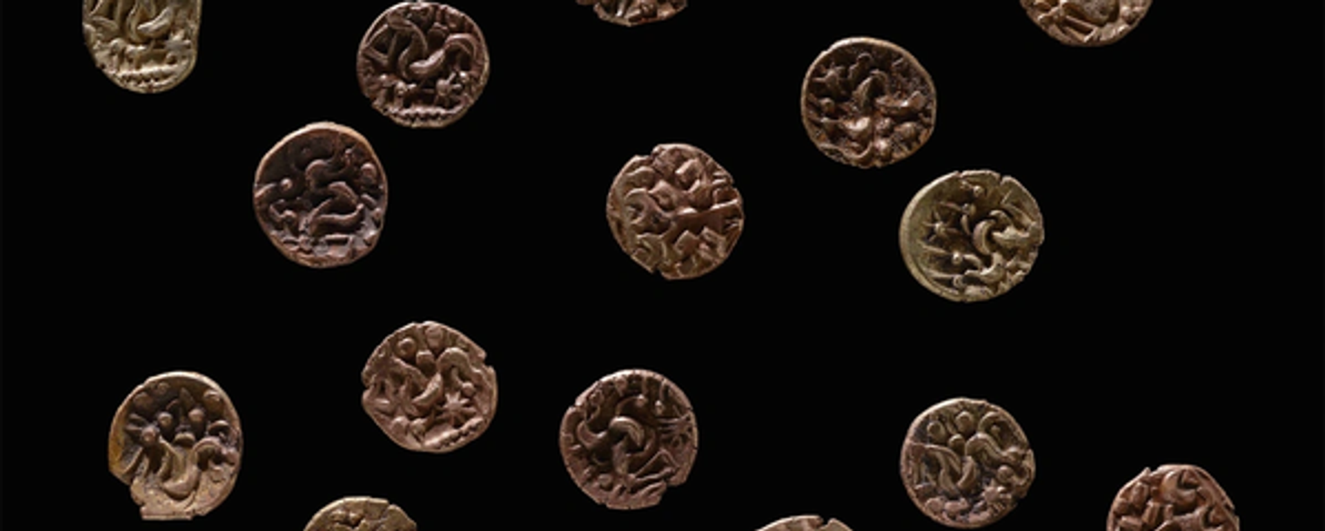 The collection of gold coins discovered by metal detectorists in Wales. - Sputnik International, 1920, 15.08.2023