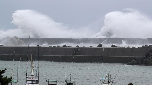 High waves crash onto the embankment due to approaching Typhoon Lan as it approaches Japan's main island of Honshu, at the town of Kiho, Mie prefecture, on August 14, 2023. - Sputnik International