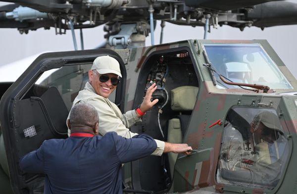 Visitors examine an Mi-28 helicopter at the Army-2023 forum. - Sputnik International