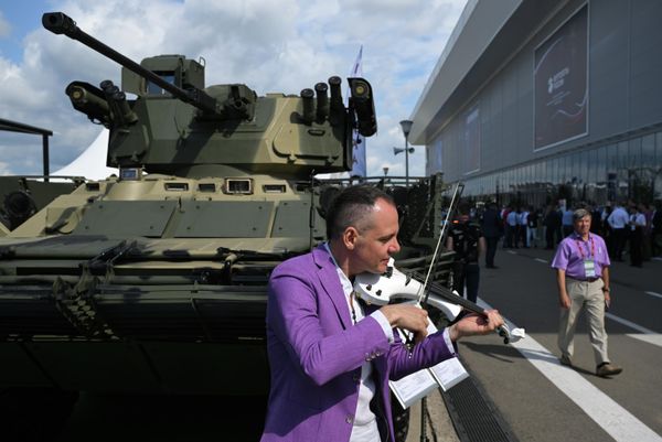 A musician performs at the Patriot Exhibition and Convention Center. - Sputnik International