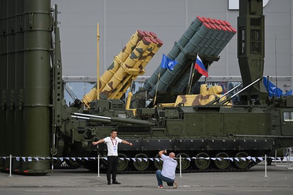 Visitors take pictures of anti-aircraft missile systems. - Sputnik International