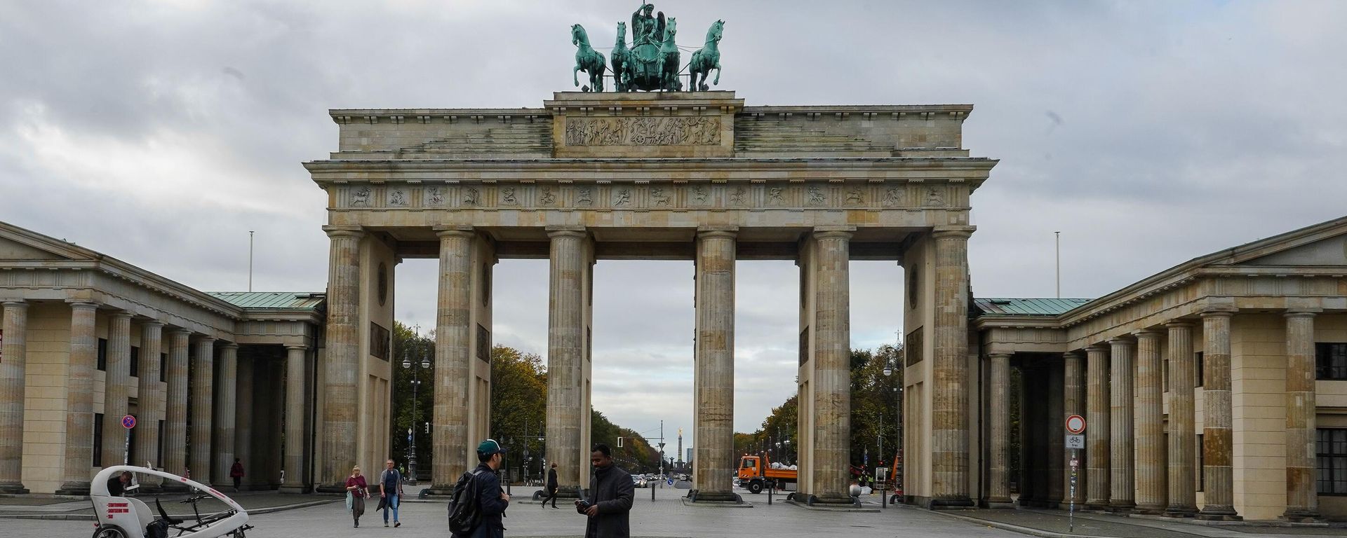 A view shows an empty square in front of the Brandenburg Gate in Berlin - Sputnik International, 1920, 15.02.2024