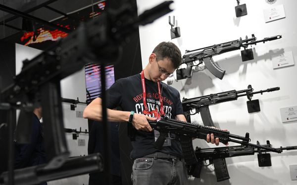 A visitor with a weapon at the stand of the Kalashnikov Concern at an exhibition during the Army-2023 forum. - Sputnik International
