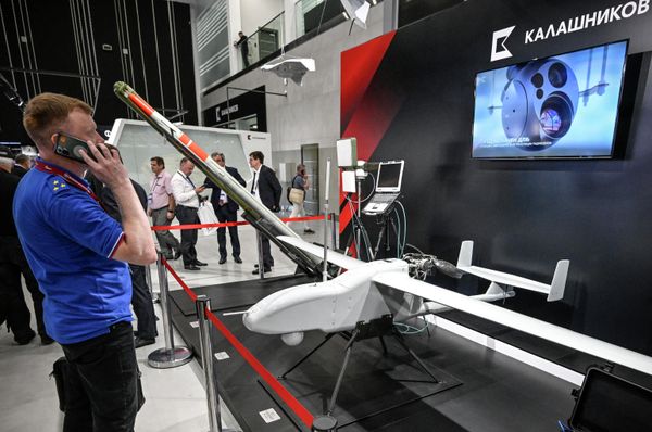 A Russian officer stands in front of a Granat 4E unmanned aerial vehicle made by Russian weapons manufacturer Kalashnikov at the exposition field in Kubinka Patriot Park outside Moscow. - Sputnik International