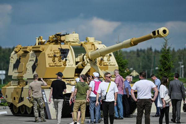 Visitors near a Russian Msta-S self-propelled howitzer. - Sputnik International
