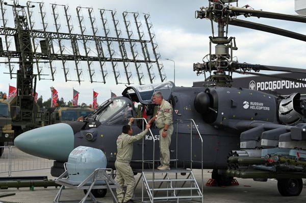 Participants near the famous Russian Ka-52 helicopter. - Sputnik International