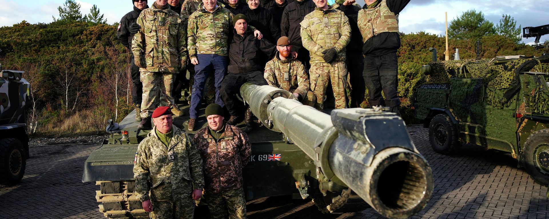Britain's Defense Secretary Ben Wallace, centre left, poses with Ukrainian soldiers during a visit at Bovington Camp, a British Army military base where they are training on Challenger 2 tanks, in Dorset, England, February 2023. Britain's Defense Secretary Ben Wallace, centre left, poses with Ukrainian soldiers during a visit at Bovington Camp, a British Army military base where they are training on Challenger 2 tanks, in Dorset, England, February 2023. - Sputnik International, 1920, 16.08.2023