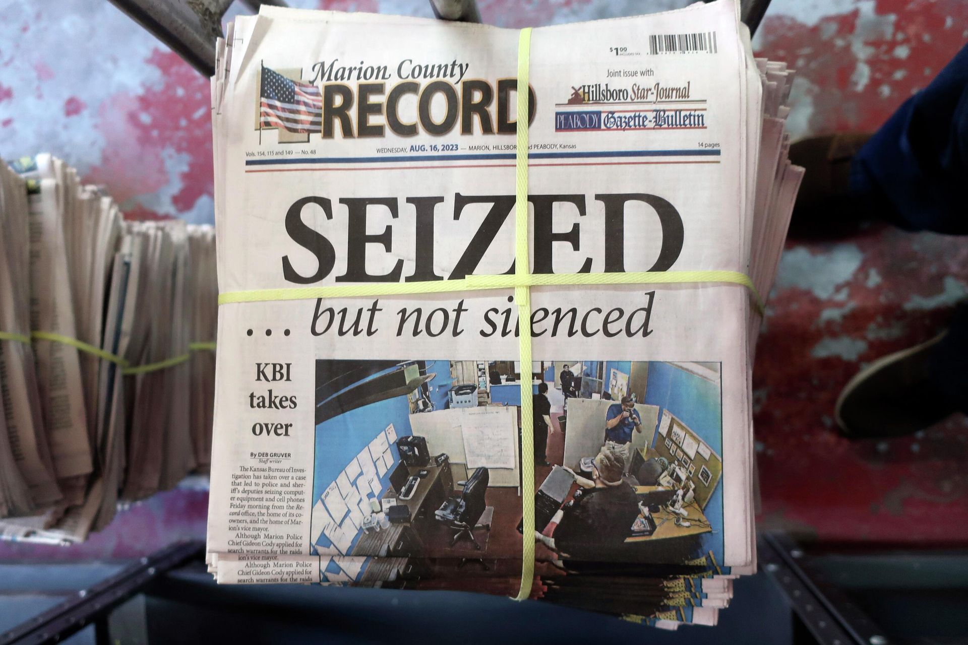 A stack of the latest weekly edition of the Marion County Record sits in the back of the newspaper's building, awaiting unbundling, sorting and distribution, Wednesday, Aug. 16, 2023, in Marion, Kan. The newspaper's front page was dedicated to two stories about a raid by local police on its offices and the publisher's home on Aug. 11, 2023. A stack of the latest weekly edition of the Marion County Record sits in the back of the newspaper's building, awaiting unbundling, sorting and distribution, Wednesday, Aug. 16, 2023, in Marion, Kan. The newspaper's front page was dedicated to two stories about a raid by local police on its offices and the publisher's home on Aug. 11, 2023. - Sputnik International, 1920, 17.08.2023