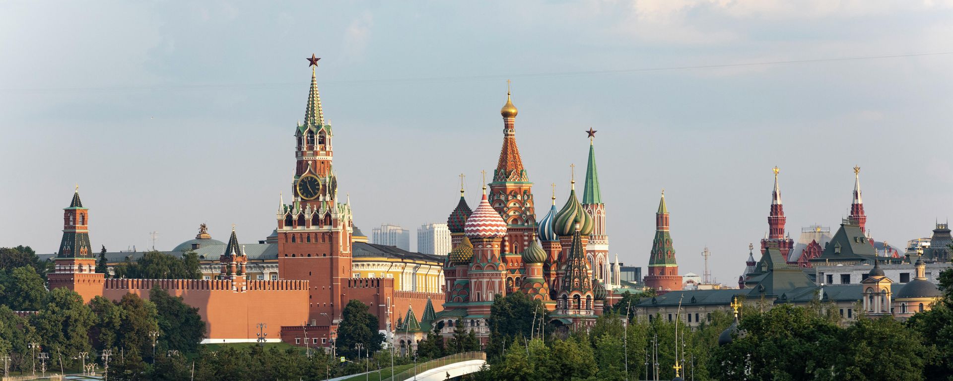 A view of the Kremlin with Spasskaya Tower and St. Basil's Cathedral in Moscow, Russia. - Sputnik International, 1920, 17.08.2025
