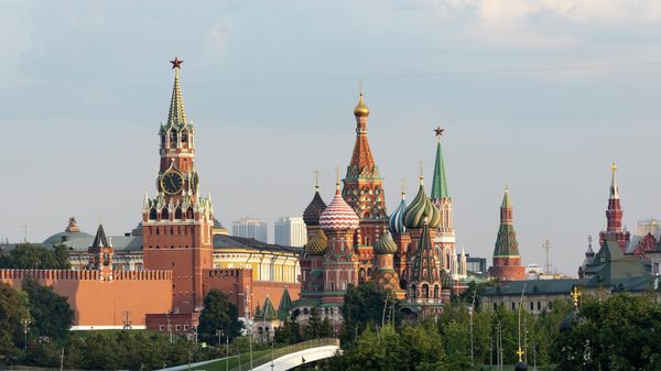 A view of the Kremlin with Spasskaya Tower and St. Basil's Cathedral in Moscow, Russia. - Sputnik International
