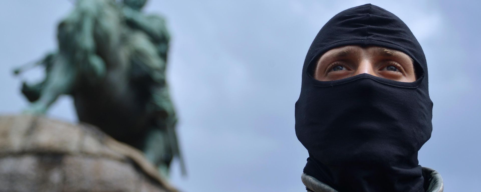 A recruit is sworn in for Azov Battalion in Kiev's Sophia Square. - Sputnik International, 1920, 21.09.2023