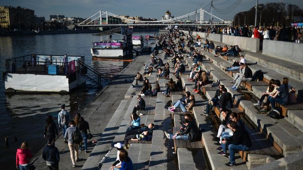 People Rest on the Moskva River Embankment at the Gorky Central Park of Culture and Leisure in Moscow - Sputnik International