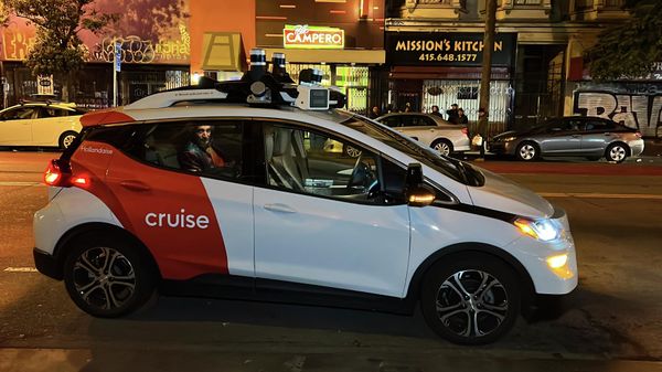 Associated Press reporter Michael Liedtke sits in the back of a Cruise driverless taxi that picked him up in San Francisco's Mission District, on Wednesday, Feb.15, 2023. - Sputnik International