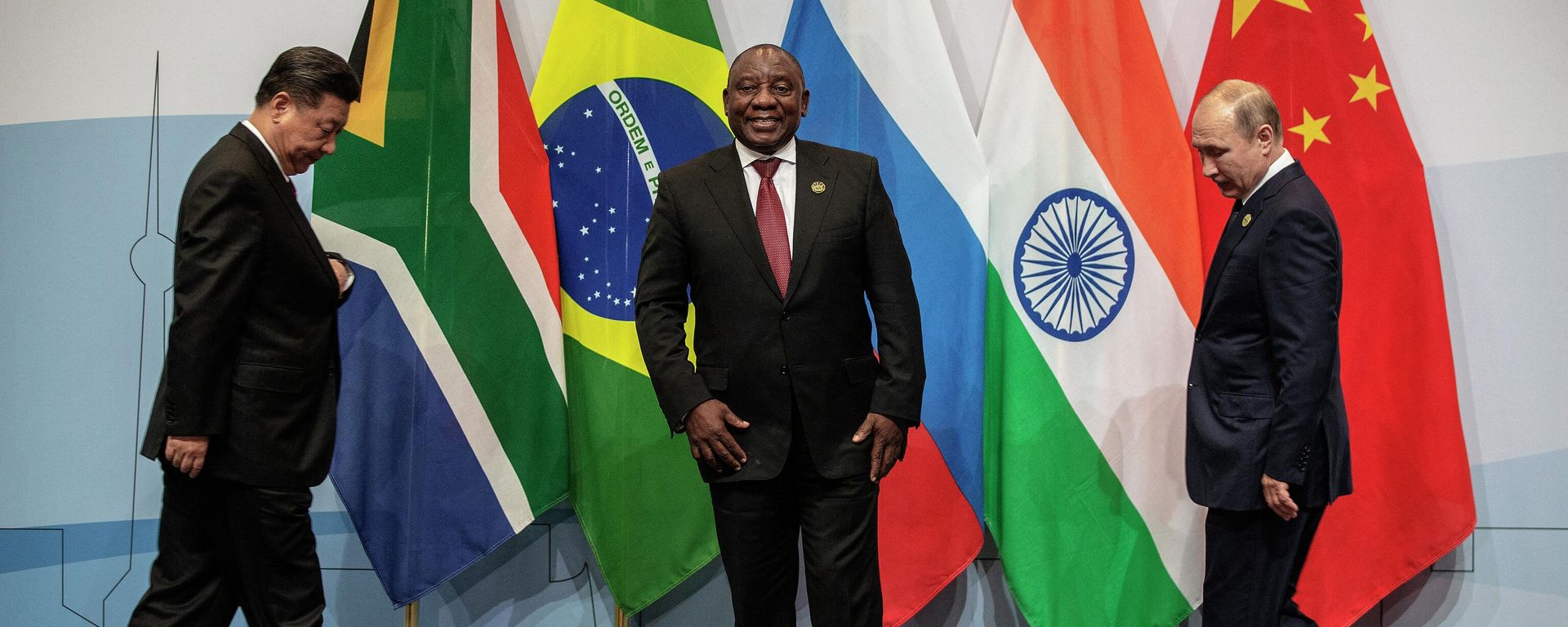(LtoR) China's President Xi Jinping, South Africa's President Cyril Ramaphosa and Russia's President Vladimir Putin arrive to pose for a group picture during the 10th BRICS (acronym for the grouping of the world's leading emerging economies, namely Brazil, Russia, India, China and South Africa) summit on July 26, 2018 at the Sandton Convention Centre in Johannesburg, South Africa. (LtoR) China's President Xi Jinping, South Africa's President Cyril Ramaphosa and Russia's President Vladimir Putin arrive to pose for a group picture during the 10th BRICS (acronym for the grouping of the world's leading emerging economies, namely Brazil, Russia, India, China and South Africa) summit on July 26, 2018 at the Sandton Convention Centre in Johannesburg, South Africa. - Sputnik International, 1920, 21.08.2023