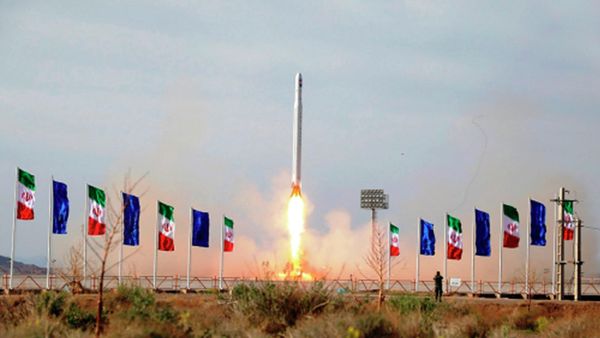 An Iranian rocket carrying a satellite is launched from an undisclosed site believed to be in Iran's Semnan province on April 22, 2020 - Sputnik International