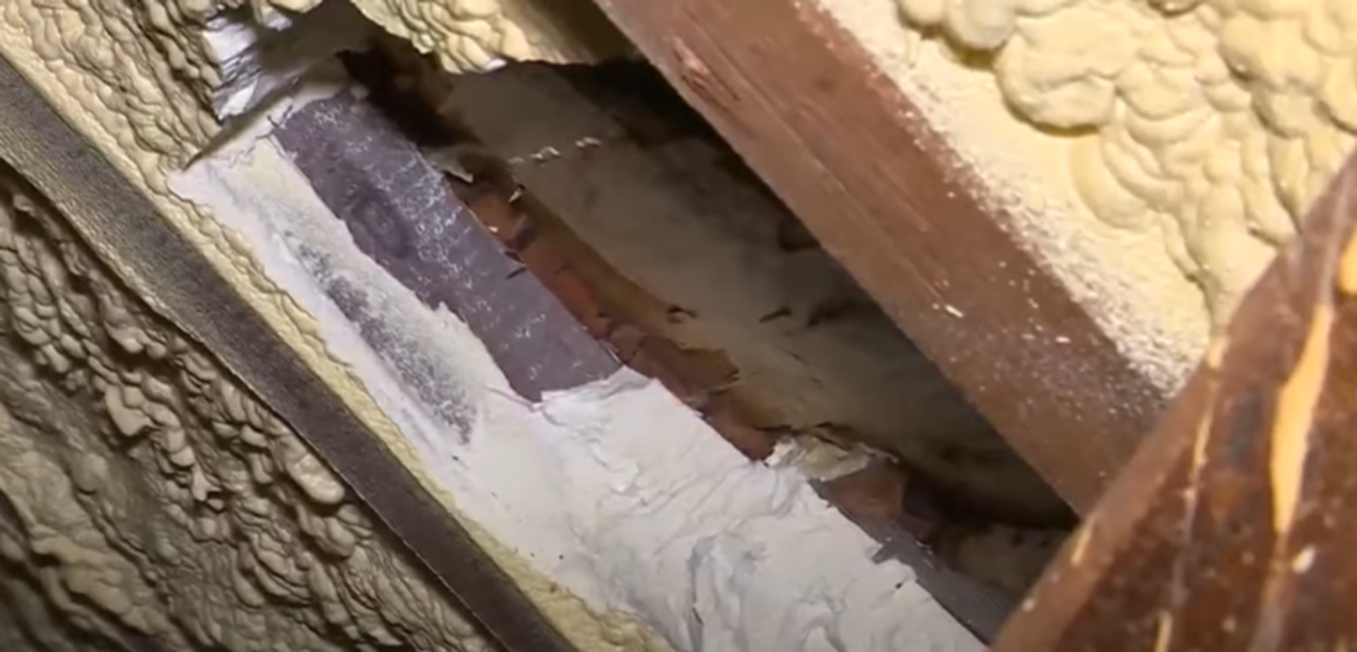 Ice crashes onto roof of home in Massachusetts, confusing home owners. - Sputnik International, 1920, 19.08.2023