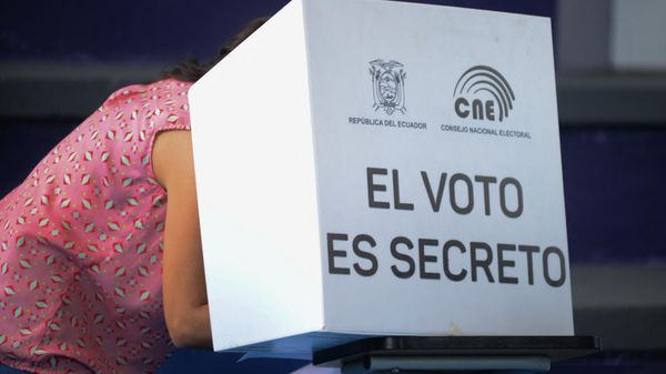 A woman votes at a polling station in Guayaquil during the Ecuadorean presidential election and referendum on mining and petroleum, on August 20, 2023. - Sputnik International