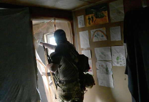 A rescue team crew gets geared up for a ride.  - Sputnik International