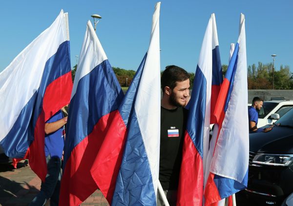 Members of the Voluntary People's Druzhina and the All-Russia People's Front during a motor rally to mark Russian Flag Day in Donetsk. - Sputnik International