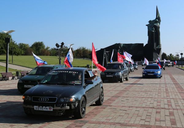 Members of the Voluntary People's Druzhina and the All-Russia People's Front during a motor rally to mark Russian Flag Day in Donetsk. - Sputnik International