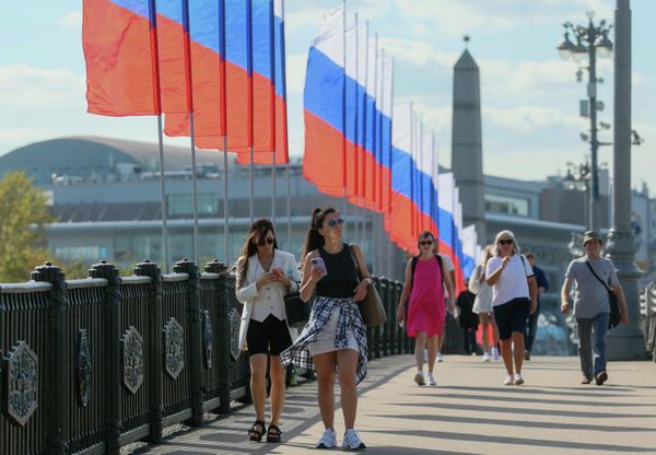 Pedestrians on the Borodinsky Bridge in Moscow, where Russian flags were installed to mark Russian National Flag Day. - Sputnik International