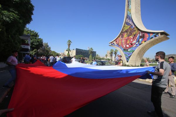The youth holding a Russian flag at the Umayyads Square in Damascus in celebration of Russia's Flag Day, on August 22, 2023. - Sputnik International