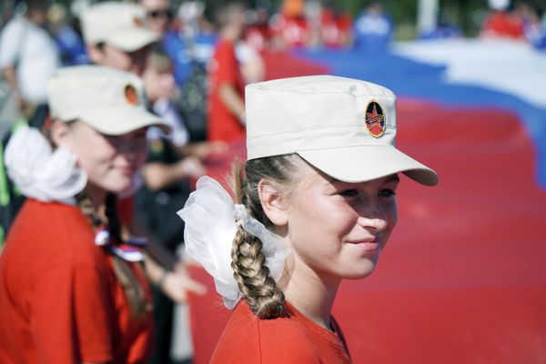 Participants in the celebrations marking Russian Flag Day on Lenin Square in Mariupol. - Sputnik International