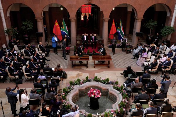 Chinese President Xi Jinping and South African President Cyril Ramaphosa attend a signing ceremony. China and South Africa have signed a number of important agreements. - Sputnik International
