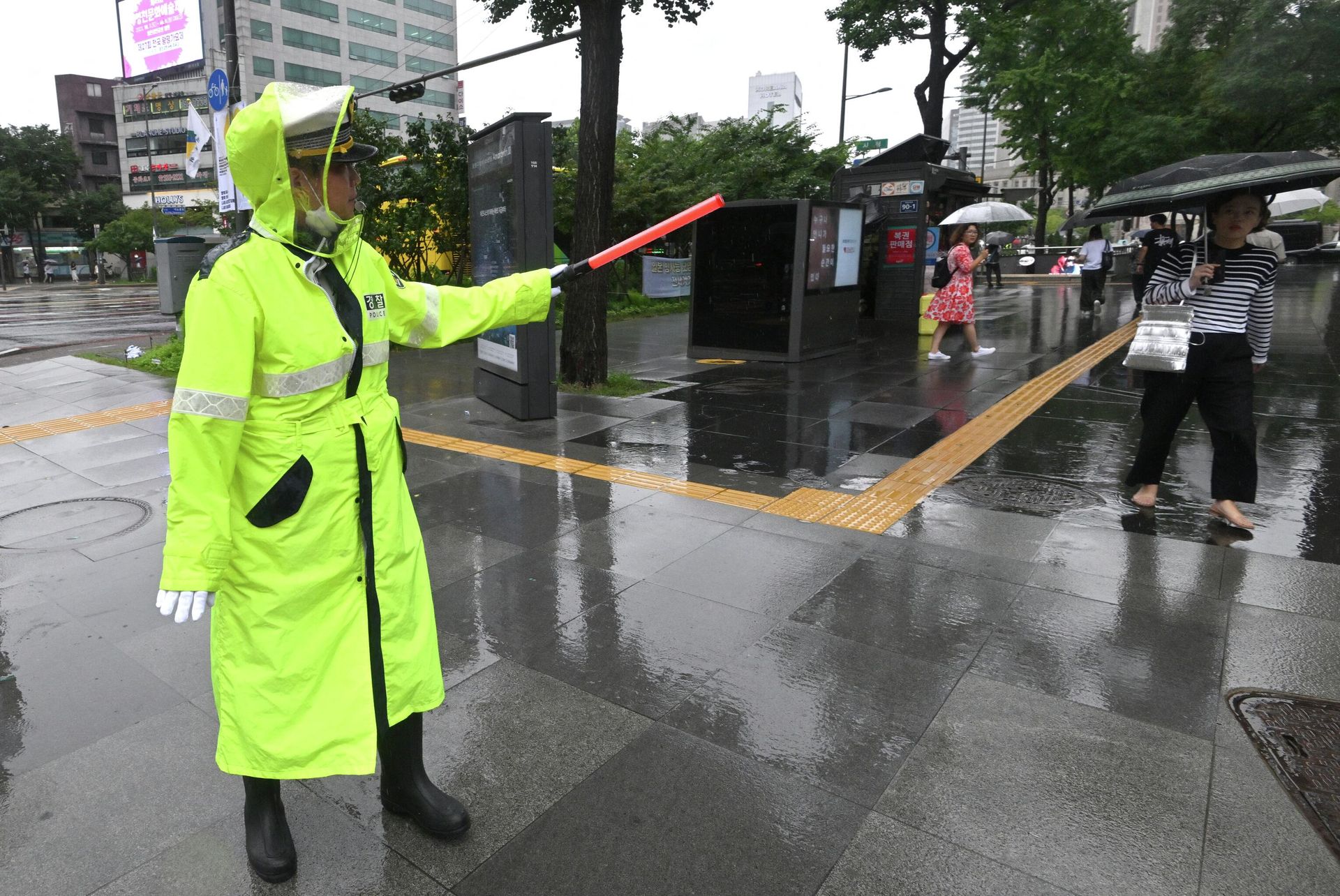A police officer guides citizens into underground facilities after an air raid siren sounded during a civil defence drill against possible artillery attacks by North Korea in Seoul on August 23, 2023 - Sputnik International, 1920, 23.08.2023