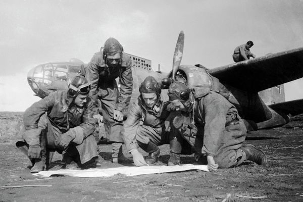 Having successfully repelled the Nazi German offensive at the Kursk salient, the Soviets on August 3, 1943, launched an offensive of their own, codenamed "Polkovodets Rumyantsev."Above: Soviet flight crew confirm their orders during operation "Polkovodets Rumyantsev." - Sputnik International