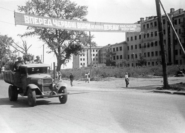The Soviet operation was a resounding success, with the advancing Russian troops driving the Nazis from Belgorod and liberating Kharkov.Above: Soviet troops move along the roads of the liberated Kharkov. - Sputnik International