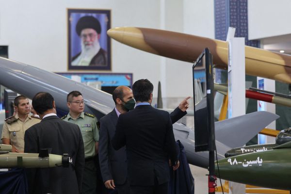 A foreign military advisor visits the exhibition. - Sputnik International