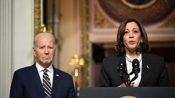US Vice President Kamala Harris, with US President Joe Biden (L). - Sputnik International