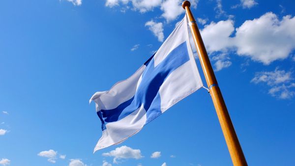 Флаг Финляндии на фоне неба  - Sputnik International
