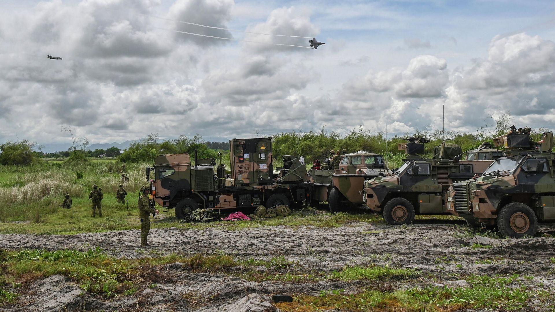 Australian F-35A lightning fighter jets fly past armoured vehicles during a joint exercise between Australian and Philippine troops at a naval base in San Antonio town, Zambales province on August 25, 2023. Australian and Filipino troops held exercises on August 25 near flashpoint South China Sea waters claimed by China, with Philippine President Ferdinand Marcos hailing them as an extremely important example of close cooperation. Australian F-35A lightning fighter jets fly past armoured vehicles during a joint exercise between Australian and Philippine troops at a naval base in San Antonio town, Zambales province on August 25, 2023. Australian and Filipino troops held exercises on August 25 near flashpoint South China Sea waters claimed by China, with Philippine President Ferdinand Marcos hailing them as an extremely important example of close cooperation. - Sputnik International, 1920, 25.08.2023