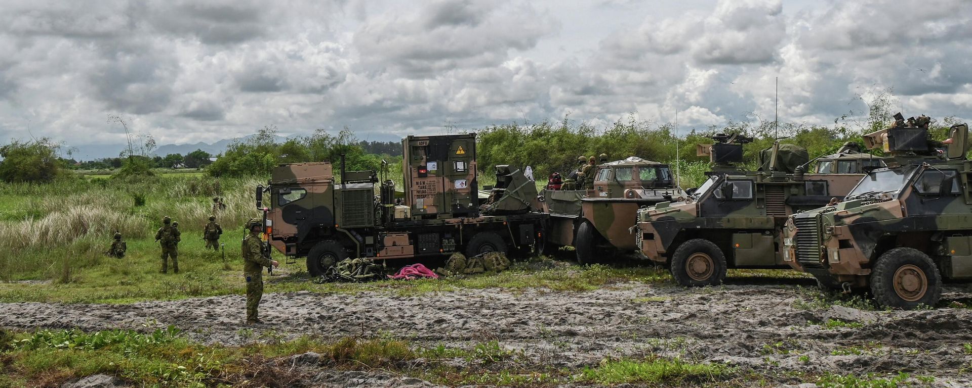 Australian F-35A lightning fighter jets fly past armoured vehicles during a joint exercise between Australian and Philippine troops at a naval base in San Antonio town, Zambales province on August 25, 2023. Australian and Filipino troops held exercises on August 25 near flashpoint South China Sea waters claimed by China, with Philippine President Ferdinand Marcos hailing them as an extremely important example of close cooperation. Australian F-35A lightning fighter jets fly past armoured vehicles during a joint exercise between Australian and Philippine troops at a naval base in San Antonio town, Zambales province on August 25, 2023. Australian and Filipino troops held exercises on August 25 near flashpoint South China Sea waters claimed by China, with Philippine President Ferdinand Marcos hailing them as an extremely important example of close cooperation. - Sputnik International, 1920, 25.08.2023