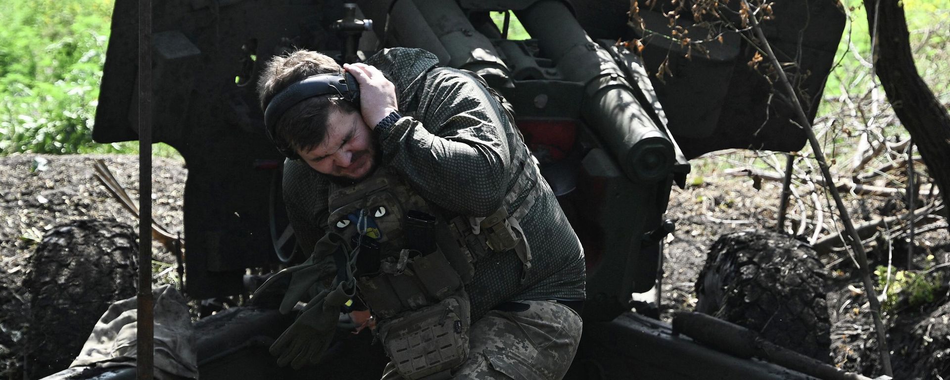 A Ukrainian artilleryman fires a 152 mm towed gun-howitzer on July 20, 2023. A Ukrainian artilleryman fires a 152 mm towed gun-howitzer on July 20, 2023. - Sputnik International, 1920, 26.08.2023