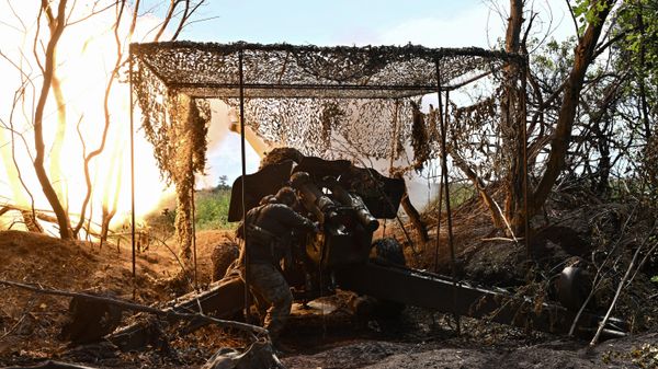A Ukrainian artilleryman fires a 152 mm towed gun-howitzer D-20 on July 20, 2023. - Sputnik International