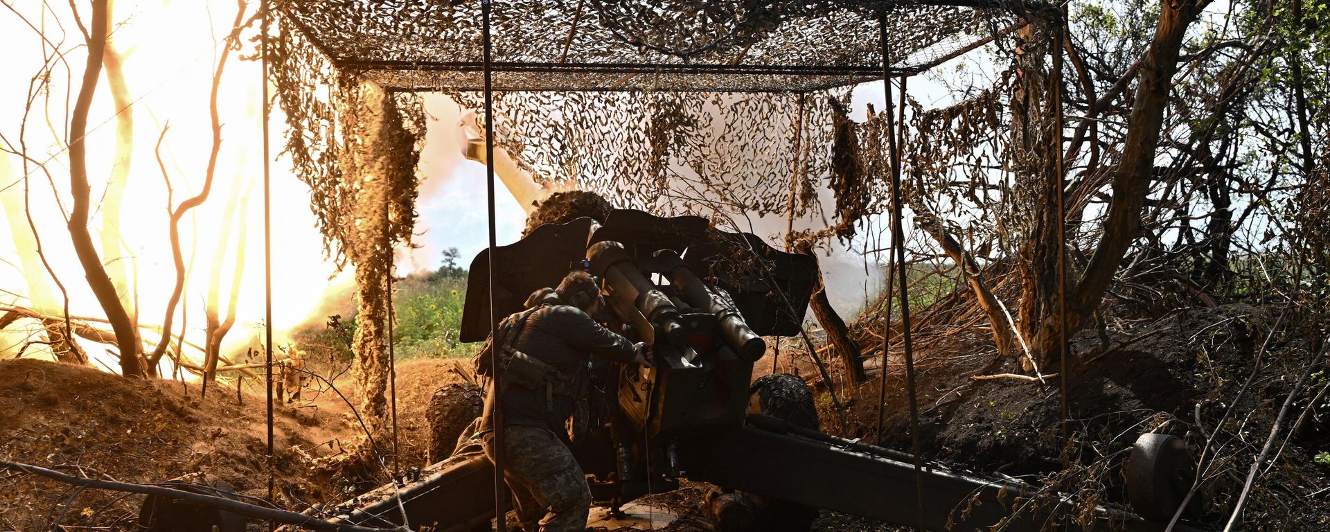 A Ukrainian artilleryman fires a 152 mm towed gun-howitzer D-20 on July 20, 2023. A Ukrainian artilleryman fires a 152 mm towed gun-howitzer D-20 on July 20, 2023. - Sputnik International, 1920, 21.09.2023