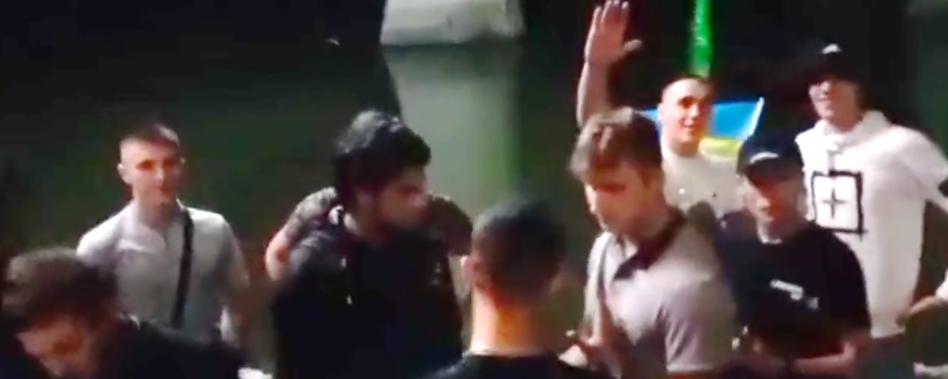 Group of young Ukrainians confront Poles in Warsaw and attempt to force them to chant Glory to Ukraine. Screenshot of viral video. - Sputnik International, 1920, 26.08.2023
