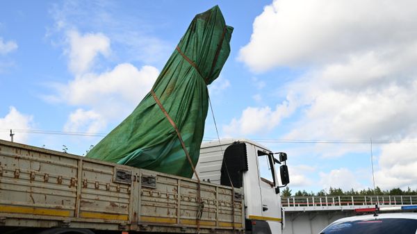 Truck carries part of the remains of the Embraer Legacy jet that went down over Tver region on Wednesday carrying 10 people, including, it is believed, Wagner boss Evgeny Prigozhin. - Sputnik International